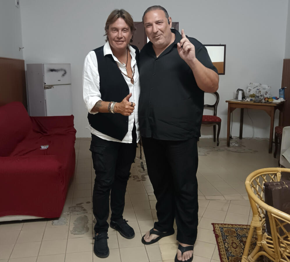 due persone che si abbracciano e salutano i loro fans
